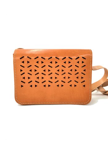 Τετράγωνο διάτρητο φυσικό/τσάντα δερμάτινη χιαστί Α46Β